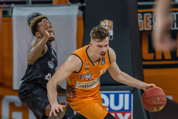 以及场上缺 以及场上缺